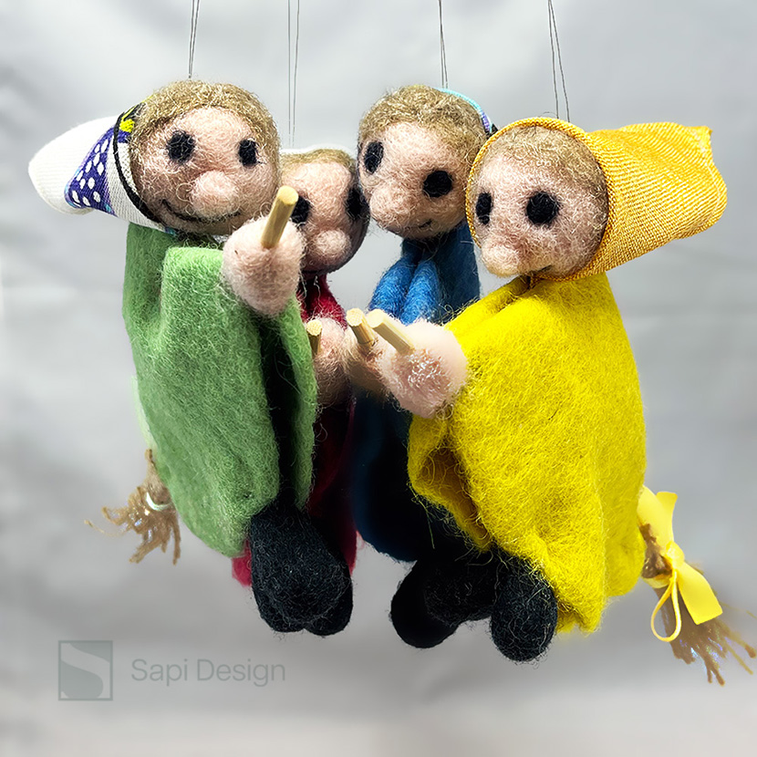 Käsin lampaanvillasta Suomessa huovutettu pääsiäiskoriste - pääsiäisnoita luudalla lentämässä