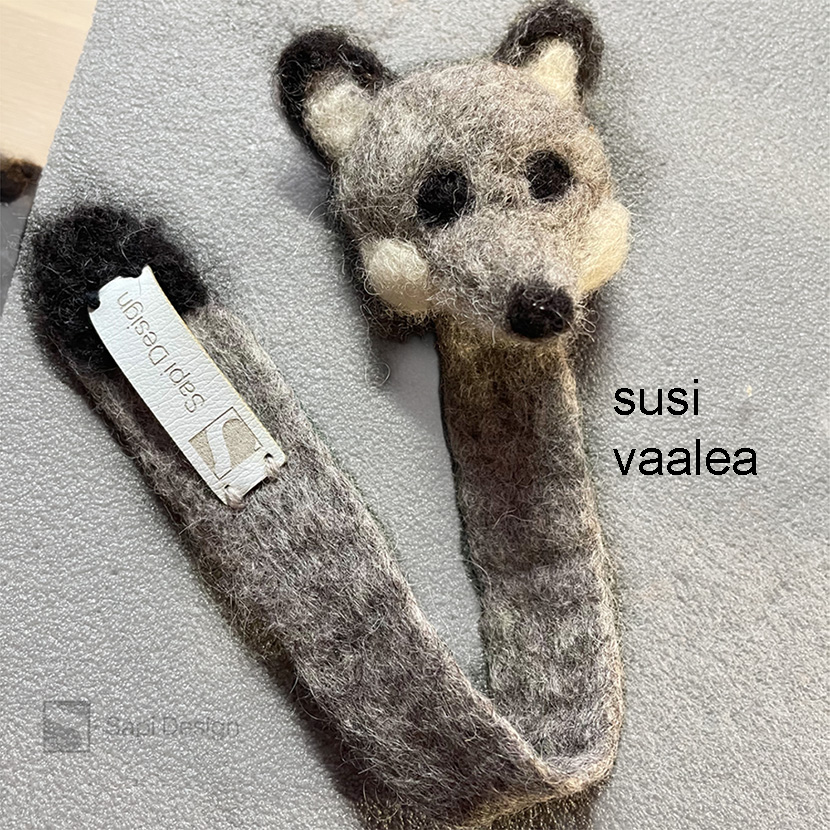 Käsin lampaanvillasta huovutettu vaalean harmaa susi kirjanmerkki